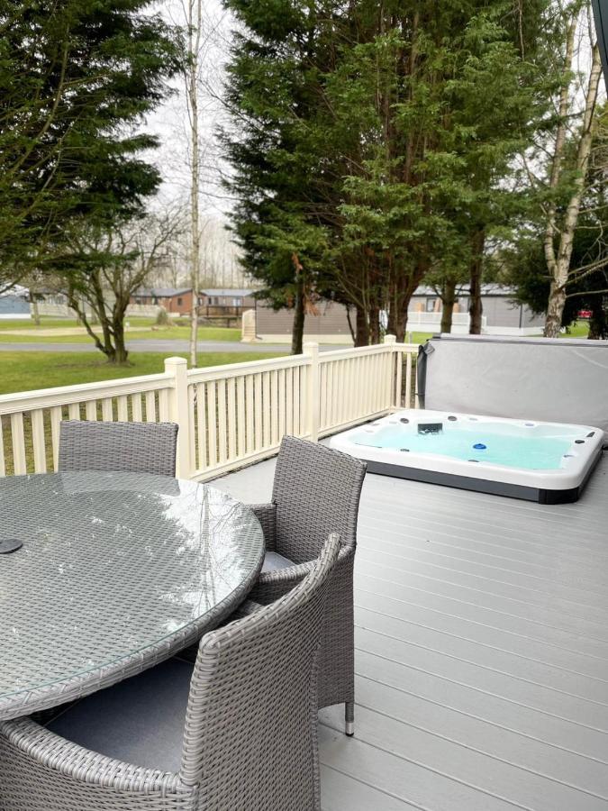 Lotus Lodge With Hot Tub York Esterno foto
